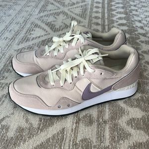 nike size 10 Venture Runner shoes